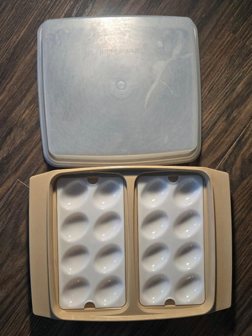 TUPPERWARE Vintage Deviled Egg/Other Storage Keeper For 16 Eggs